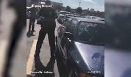 #شاهد أم تترك ابنها الرضيع بعمر 4 شهور لمدة ساعتين في سيارتها المغلقة بولاية اندايانا الأمريكية ورجل شرطة ينقذه من الاختناق!