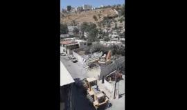 #شاهد #مباشر قوات الاحتلال تهدم منزل يعود لعائلة الفاتح في بلدة سلوان جنوب المسجد الأقصى .