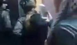 جانب من اقتحام جنود #الاحتلال منزل عائلة التميمي في بلدة النبي صالح شمال غرب رام الله فجر اليوم