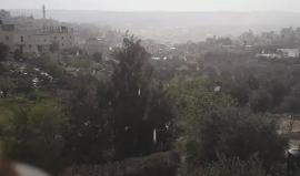 #شاهد | أمطار تخترق اشعة الشمس في بلدة دار صلاح شرق بيت لحم هذه اللحظات .