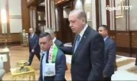 #شاهد لقاء ودي بين الرئيس التركي رجب طيب أردوغان والطفل الفلسطيني محمد الطويل المصاب بمتلازمة داون، والذي تعرض للاعتقال على يد قوات الاحتلال الإسرائيلي قبل نحو أسبوع بمدينة الخليل، بعد قدومه إلى تركيا لتلقي الدعم النفسي والاجتماعي.