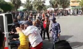 #شاهد
مصاب بالقدم يتشاهد أثناء دخوله إلى مستشفى شهداء الاقصى بدير البلح