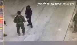 #شاهد .. الإعلام العبري ينشر مقطع للحظة تنفيذ الشهيد حاتم عبد الحفيظ الشلودي (٢٥ عاماً) عملية الطعن في في منطقة تل الرميدة بالخليل صباح اليوم والتي أسفرت عن إصابة جندي صهيوني .