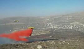 #شاهد .. طائرات الاحتلال لا زالت تعمل على إخماد الحرائق خوفا من انتشارها إلى مستوطنة " يتسهار " جنوب نابلس