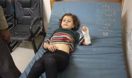 #شاهد .. إصابات بين المدنيين والأطفال جراء قصف طيران نظام الأسد بالقنابل العنقودية الأحياء السكنية في مدينة سراقب بريف #إدلب