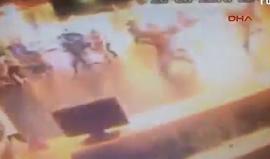 فيديو جديد ..

#شاهد لحظة تفجير انتحاري نفسه في حشد من المسافرين بمطار أتاتورك ليلة أمس !