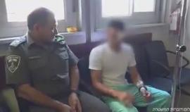 #شاهد أحد الجنود الجرحى خلال عمليتي الطعن واطلاق النار في القدس أمس، خلال زيارته من قبل قائد شرطة الحدود في الاحتلال ياكوف شابتاي