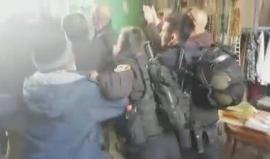 اعتقالات واعتداءات من قبل الاحتلال على المواطنين امام باب المجلس احد ابواب المسجد الاقصى قبل قليل.