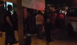 #شاهد 
 مستوطنون بحماية قوات الاحتلال يعربدون في حارة جابر بمدينة #الخليل.