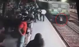 #شاهد ماذا حصل لفتاة تسير أمام قطار مسرع وهي تضع سماعات ولم تصاب إلا بجروح طفيفة