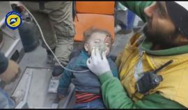 مشاهد مؤلمة .. 
#شاهد| لحظة انتشال طفل ورجال من تحت الأنقاض بحي الصاخور بمدينة #حلب المحاصرة 

مديرية الدفاع المدني في محافظة حلب الحرة