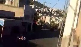 #شاهد قوات الاحتلال تصادر سيارة لأحد المواطنين خلال اقتحامها بلدة سعير بالخليل