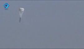 الطائرات الحربية تقصف ضاحية الأسد بالمظلات التي تحمل الصواريخ غربي #حلب 
وكالة ثقة