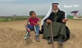 #شاهد ..  مُسن فلسطيني يرابط على حدود #غزة برفقة أحفاده.. العودة حق تتوارثه الأجيال
تقرير: محمد منصور