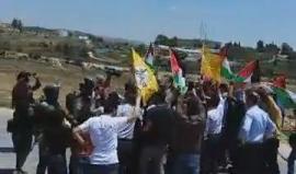 #شاهد | مسيرات قرية النبي صالح غرب رام الله تضامنا مع الاسرى المضربين عن الطعام منذ 40 يوما . 

علي دار علي