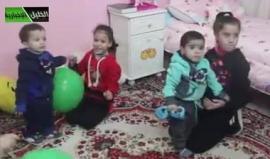 شاهد ٦ أطفال من الخليل، حرمهم الاحتلال حنان الوالدين بعد اعتقال الوالد جاد سلطان منذ أسبوعين والوالدة أروى التميمي منذ ٤ أيام، وزجهما في زنازين التحقيق.