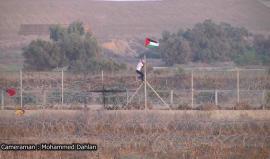 #شاهد لحظة إطلاق قوات الاحتلال النار على شاب أعزل رفع علم فلسطين على السياج الفاصل شرق #غزة