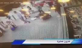 #شاهد لحظة إصابة مواطن في رام الله بـ "قطعة حديد" سقطت على رأسه من الطابق الثامن
