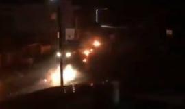 #شاهد شبان يواجهون قوات الاحتلال بـ(الحجارة والزجاجات الحارقة) في قرية النبي صالح في رام الله