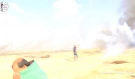 #شاهد 
جانب من المواجهات وإطلاق وابل من قنابل الغاز على الحشود في #جمعة_النذير شرق المحافظة الوسطى

#أنا_راجع