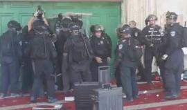 #شاهد قوات الاحتلال تغلق المصلى القبلي في المسجد الأقصى بالسلاسل وتحاصر المصلين بداخله