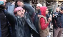 "من شان الله توحدوا".. صرخة سوري غاضب في مجزرة معرة النعمان بإدلب