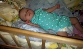 طريقة مبتكرة لـ تهدئة طفل رضيع !