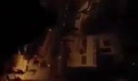 #شاهد 
 شبان يهاجمون قوات الاحتلال من مسافة صفر خلال المواجهات المندلعة في مدينة #نابلس.