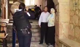 #فيديو مستوطن ومستوطنة يحاولان أداء طقوسا تلمودية على باب الملك فيصل أحد أبواب المسجد الأقصى