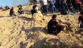 #مباشر| من المواجهات المندلعة شرق مخيم البريج ، وسط قطاع غزة في جمعة #المقاومة_خيارنا 
تصوير | سامي مصران