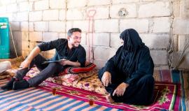 مسنة تسأل ولي عهد #الأردن "كيف أبوك؟".. هكذا رد