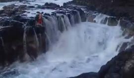 "بركة الموت"  في أحد شلالات جزيرة هاواي ..