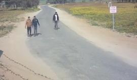 #شاهد الاحتلال ينشر فيديو جديد التقطته كاميرات مراقبة للشبان الفلسطينيين الثلاثة الذين تسللوا صباح اليوم من قطاع غزة للداخل المحتل ووصلوا قرب قاعدة عسكرية للجنود