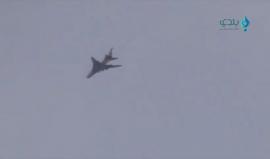 رصد لحظة قصف الطائرات الحربية لمدينة #سقبا بريف #دمشق 
شبكة بلدي