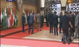 #شاهد | سقطة مدوية للرئيس اللبناني ميشيل عون قبيل بدء القمة العربية والتلفزيون الأردني يقطع الصورة .