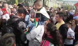 قوات الاحتلال تحاول منع الأعلام الفلسطينية التي رفعها المواطنون المسيحيون خلال احتفالاتهم بـ