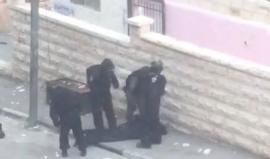 #شاهد إصابة مجندة صهيونية خلال مواجهات في بلدة ابو ديس بالقدس المحتلة .