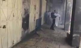 #شاهد : قوات الاحتلال تطلق قنابل الغاز على المتظاهرين في محيط المسجد الأقصى المبارك 
#جمعة_الأقصى 
#اغضب_للأقصى