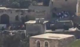 قوات الاحتلال تغلق شارع بئر السبع وسط الخليل لدخول المستوطنين 
تصوير عامر أبو عرفة