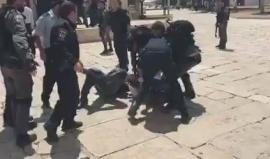 #شاهد قوات الاحتلال تعتدي بالضرب المبرح على المتواجدين بالمسجد الأقصى وحراس المسجد

وتعتقل الحراس خليل ترهوني، نور أبو هدوان و نضال الوعري بعد الاعتداء عليهم بالضرب