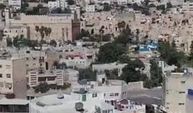 #بث_مباشر من مكان استشهاد فلسطيني وإصـابة آخر برصاص الاحتلال محيط الحرم الإبراهيمي بالخليل

تصوير: بلال الطويل