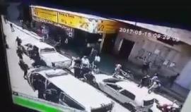 #شاهد | قوات السلطة تعتدي على أهالي الاسرى في بلدة عنبتا بطولكرم بعد إغلاقهم الطريق خلال فعالية تضامنية مع أبنائهم المضربين عن الطعام في سجون الاحتلال منذ 29 يوما .
#إضراب_الكرامة