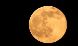 #شاهد .. البدر في سماء فلسطين " 15 رمضان " قبل قليل في ظاهرة تحدث كل 50 عاما . 

اليوم 20 يونيو/ حزيران الموافق 15 من شهر رمضان يصادف تمام البدر في نصف الكرة الشمالي "الانقلاب الصيفي للشمس " . ويحدث ذلك مرة واحدة كل 50 سنة حيث تموضع قبالة الشمس بالضبط. ون