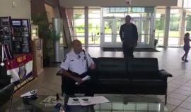 فيديو متداول لـ شاب يلتقي بالشخص الذي انقذه من الغرق عندما كان في الخامسة من العمر!