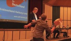 #شاهد ناشط ألماني يميني يُهاجم زعيم حزب مناهض للهجرة بطبق كيك !