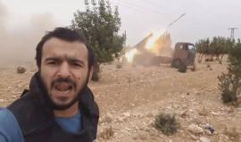 صحفيون سوريون يوثقون لحظة رشق مواقع النظام  بالصواريخ في #حلب صباحا 
#ملحمة_حلب_الكبرى