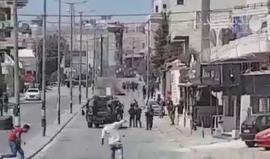 #شاهد| لحظة اعتقال مستعربين عددا من الشبان خلال المواجهات المندلعة شمال بيت لحم.
تصوير: صفية عمر