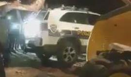 انتشال مركبة تابعة لشرطة الاحتلال بعد أن سقطت ليل أمس في حفرة خلال اقتحامها حي واد الجوز بالقدس المحتلة