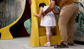 بعد سبع سنوات.. الطفلة "رشيدة" تتغلب على إعاقتها وتخطو أولى خطواتها

#سوريا - بلدي نيوز