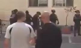 #شاهد : قوات الاحتلال تحاصر وتقتحم مستشفى المقاصد في القدس المحتلة في إطار ملاحقتها لمصابين بالمواجهات .